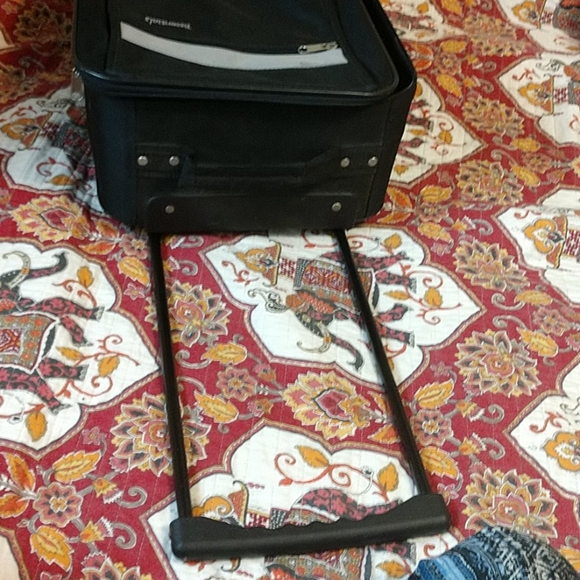 Essentials suitcase - Picture 4 of 4